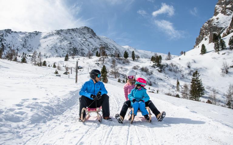 Abseits der Piste_Rodeln_Falkert_Heidi-Alm_Familie_Nockberge_Winter © Christoph Rossmann_MBN Tourismus (23)